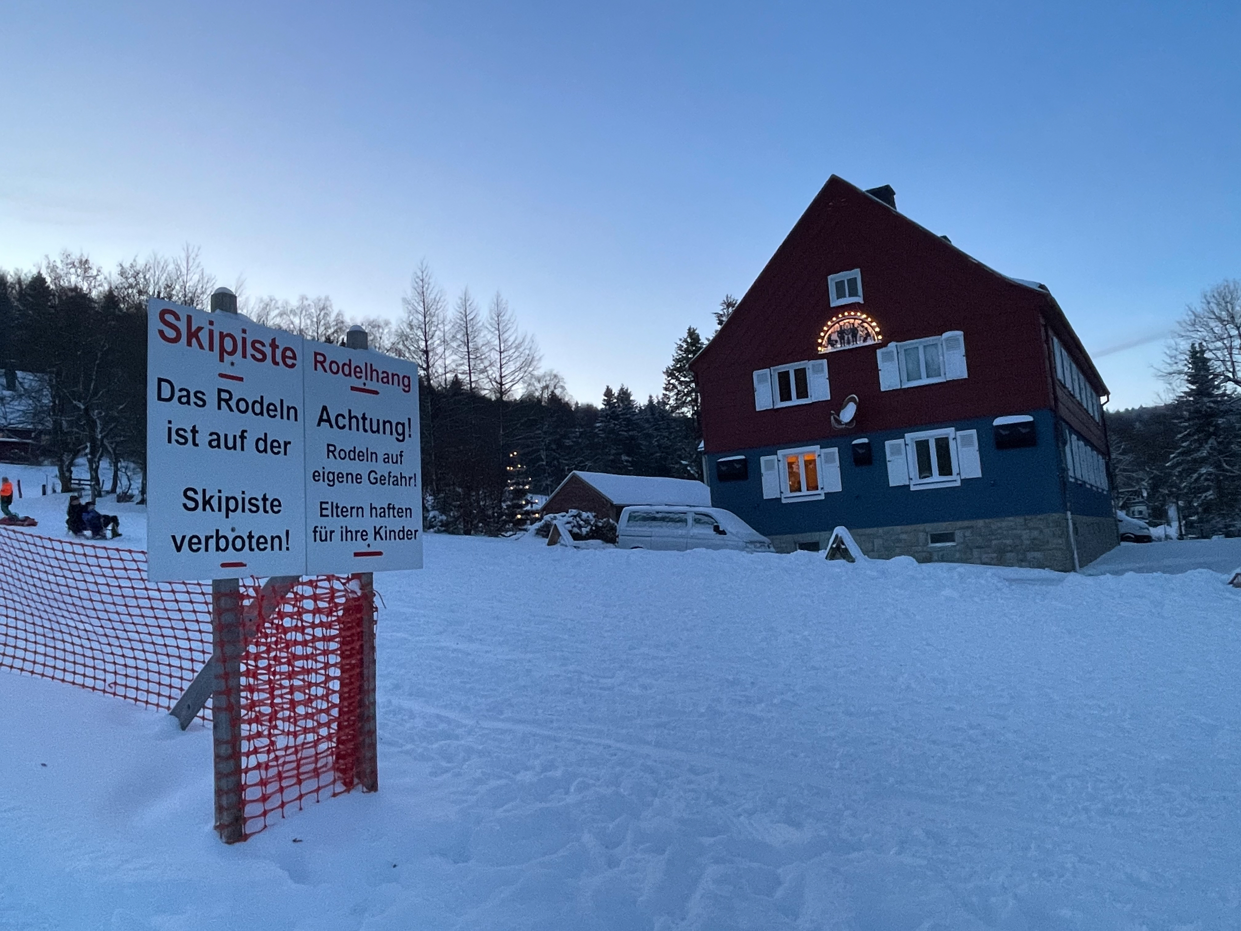 Blick vom Rodel- und Skihang zum Haus