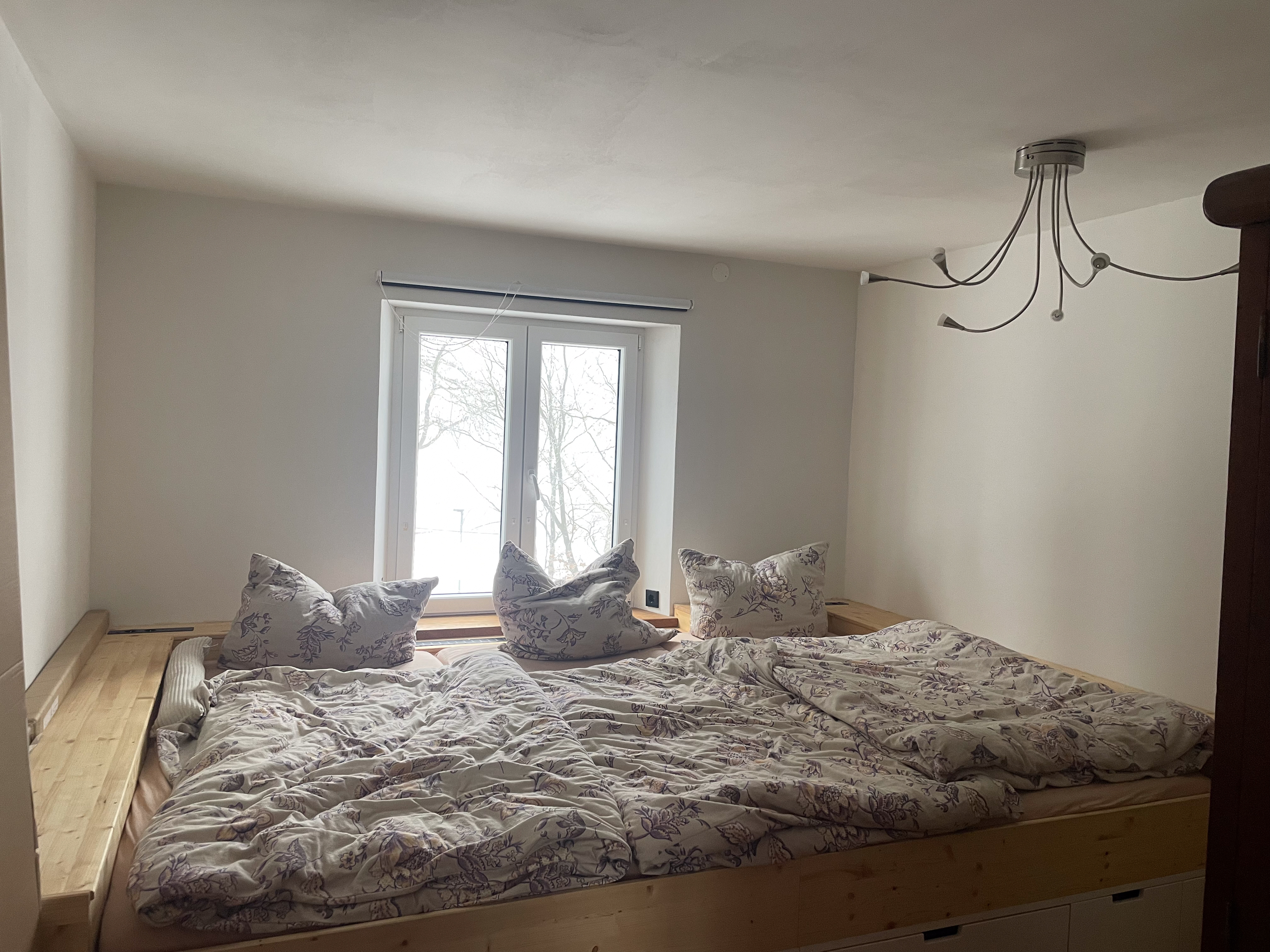 Schlafzimmer Ferienwohnung 2 mit gro&szlig;em Familienbett