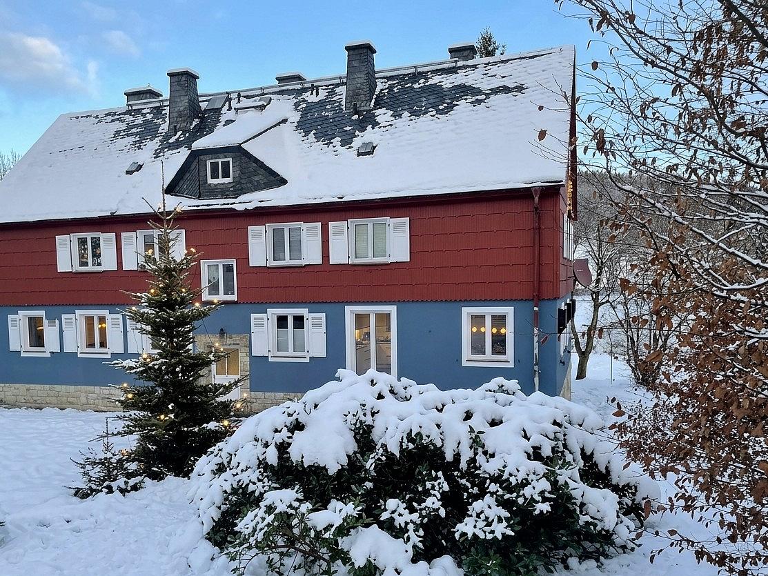 Winteransicht des Ferienhauses vom Garten aus