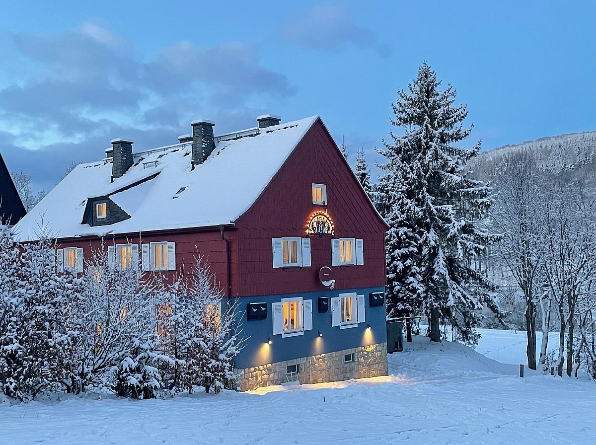 Ferienhaus in Rehefeld-Zaunhaus im Winter – Ansicht vom Skihang
