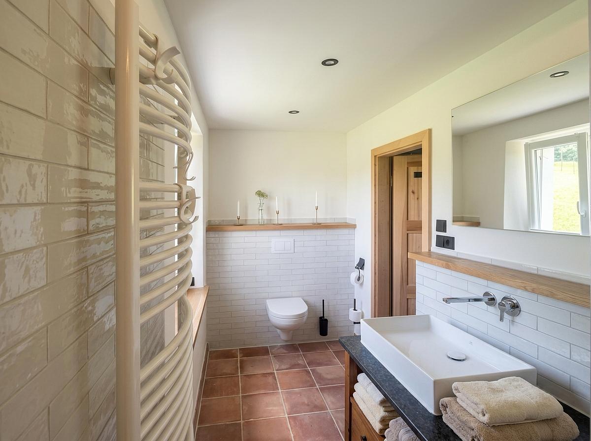 zweites Bad mit Dusche, Waschtisch und Toilette