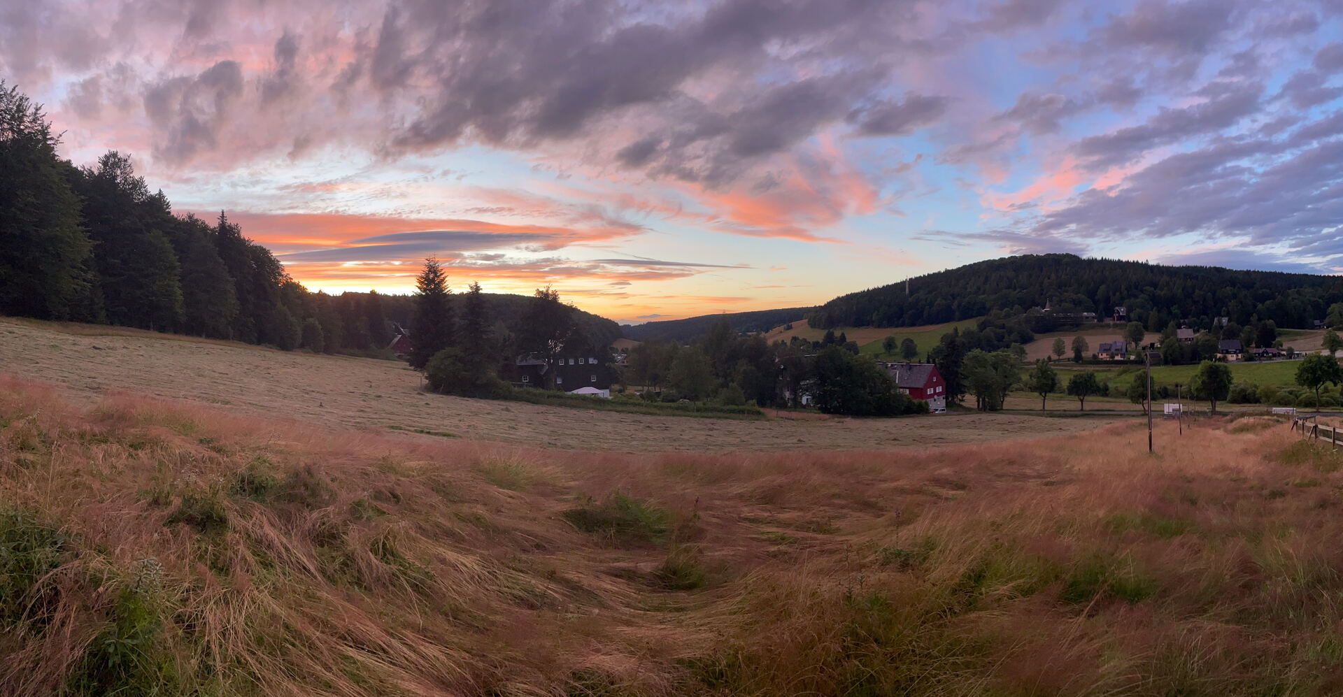 Ferienwohnungen am Skihang – Außenanlage im Sommer