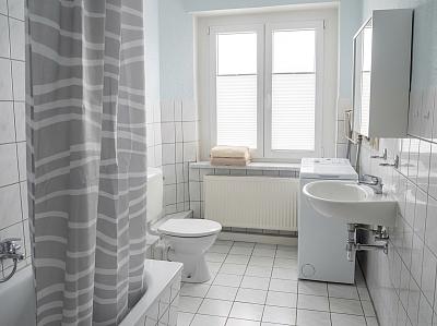 Bad mit Wanne und Waschmaschine