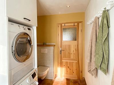 Toilette, Waschmaschine und Trockner im Bad