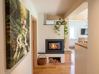 Kamin und Essbereich in der großen Wohnküche