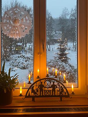 Weihnachtlicher Blick aus der Wohnküche in den verschneiten Garten