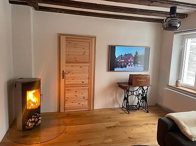 zusätzliches Wohnzimmer mit Kaminofen und großem Schlafsofa (mögliche Aufbettung), Zugang zum Kinderzimmer