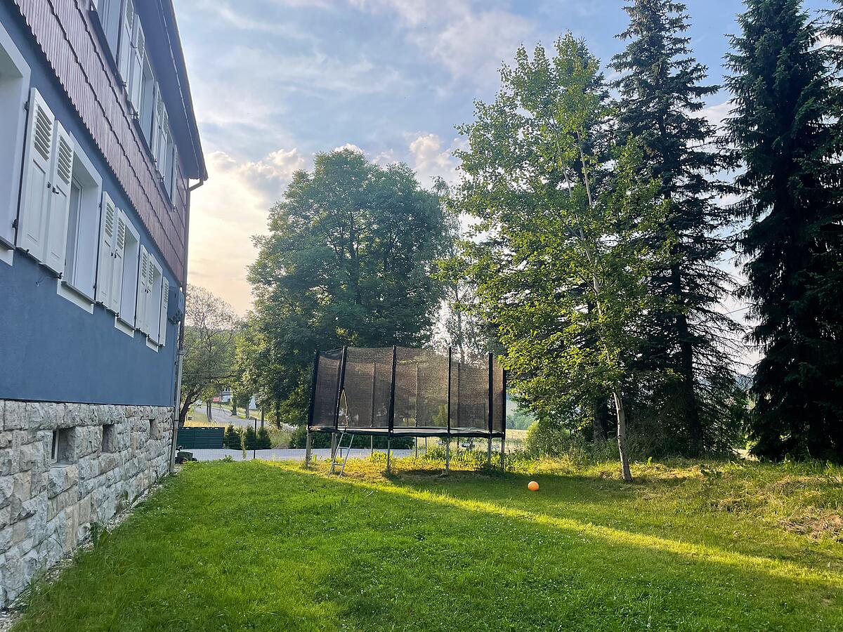 Garten mit Trampolin am Ferienhaus