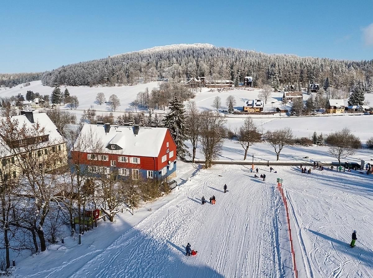Luftbild von Rehefeld mit Ferienwohnung und Skihang – Ferienwohnungen Rehefeld-Zaunhaus
