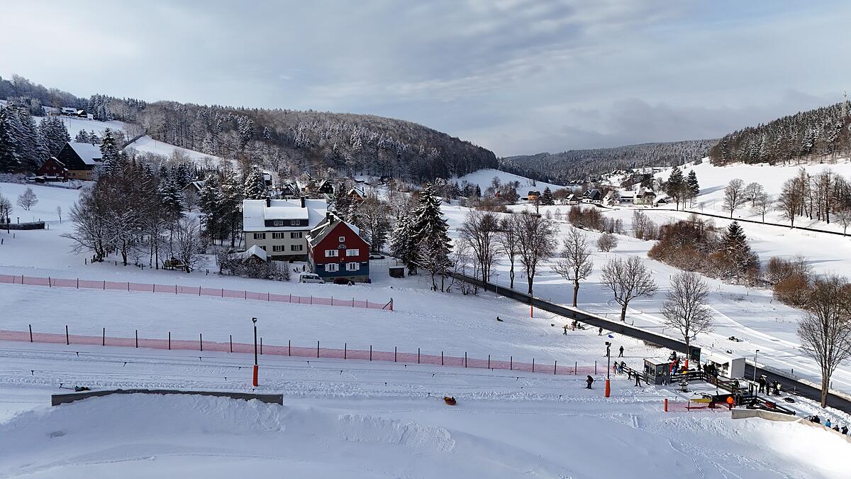 Luftpanorama von Rehefeld-Zaunhaus in verschneiter Landschaft