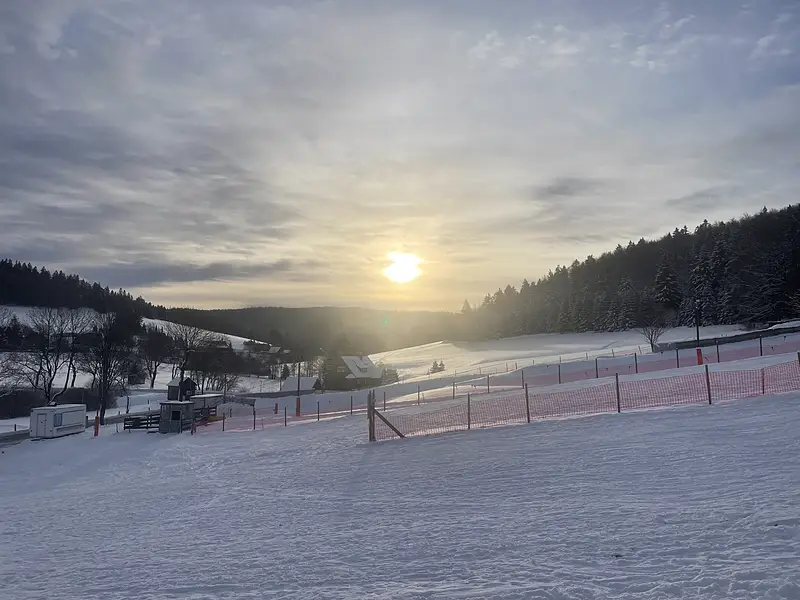Umgebung Winter Sonnenaufgang Rodelhang 800w – Ferienwohnungen Rehefeld-Zaunhaus