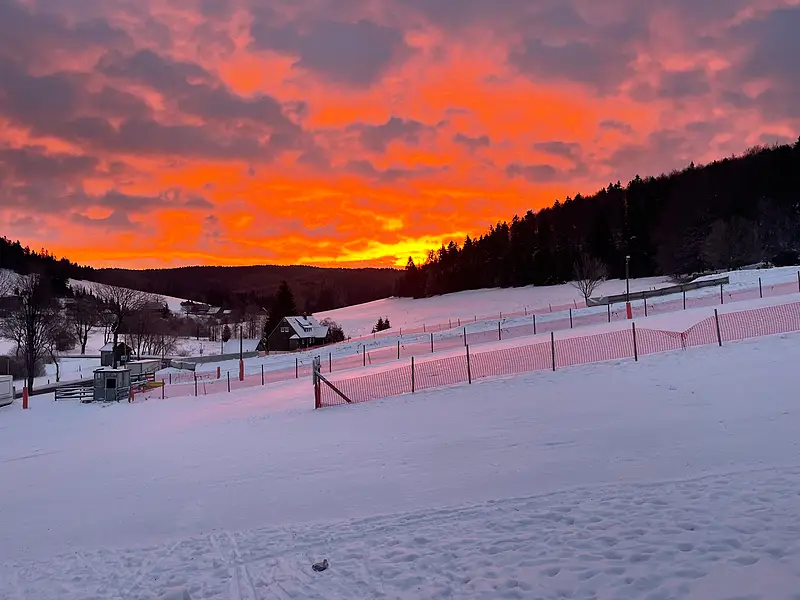 Umgebung Winter Sonnenaufgang Skihang 800w – Ferienwohnungen Rehefeld-Zaunhaus